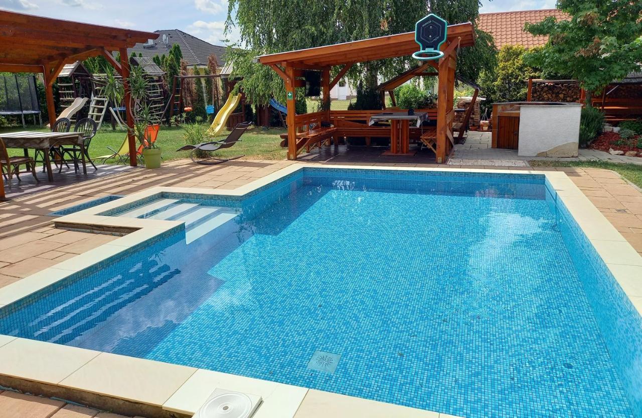 Medea Apartman Buk Ngoại thất bức ảnh